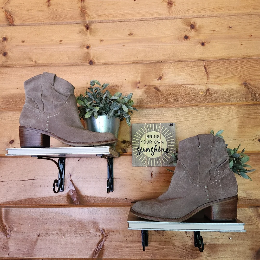 Dolce‎ Vita Taupe Suede Leather Heel Booties Western Cowgirl Rodeo Pull On Sz 8